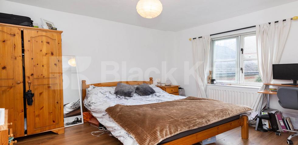 			4 DOUBLE AND TWO BATHROOMS!, 4 Bedroom, 2 bath, 1 reception House			 Stock Orchard Crescent, CALEDONIAN ROAD 